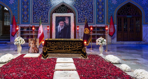 نصب پرچم «یالثارات الحسین» در کنار مزار رهبر شهید