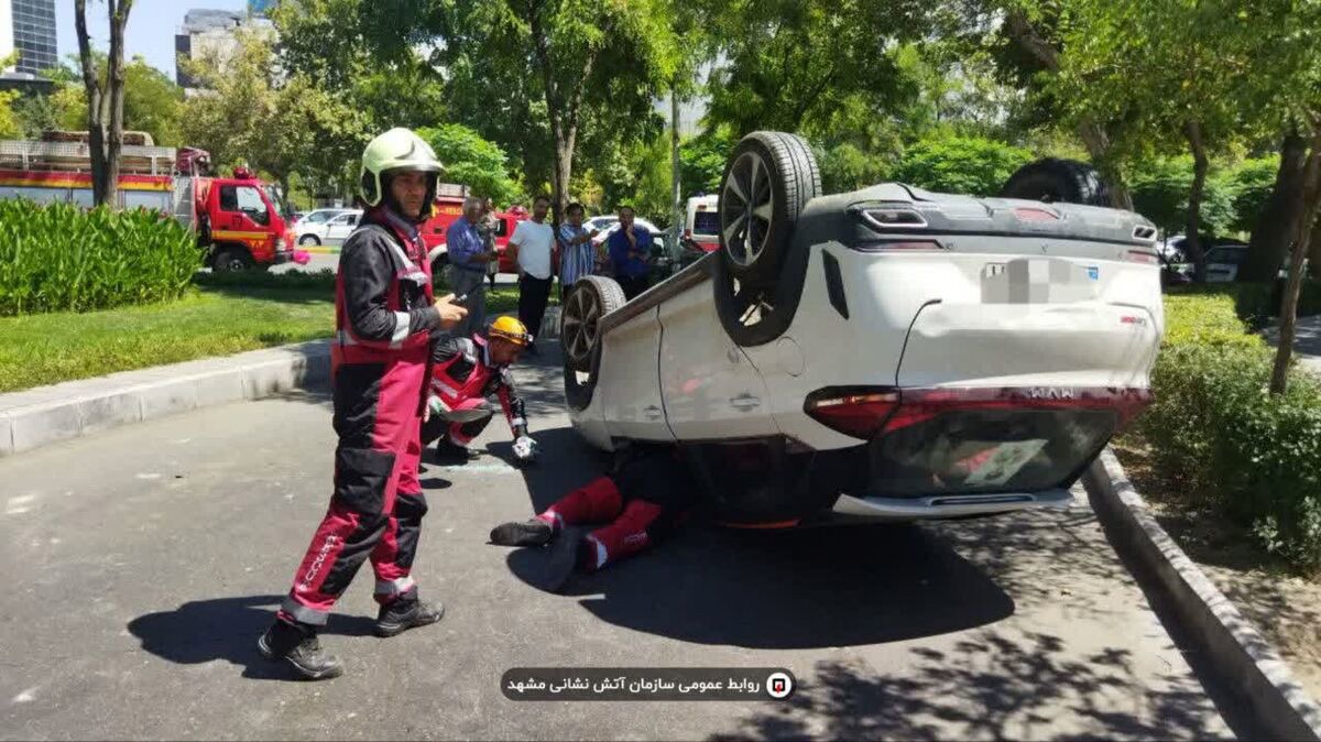 نجات پیرمرد ۷۷ ساله از خودرو واژگون‌شده در مشهد