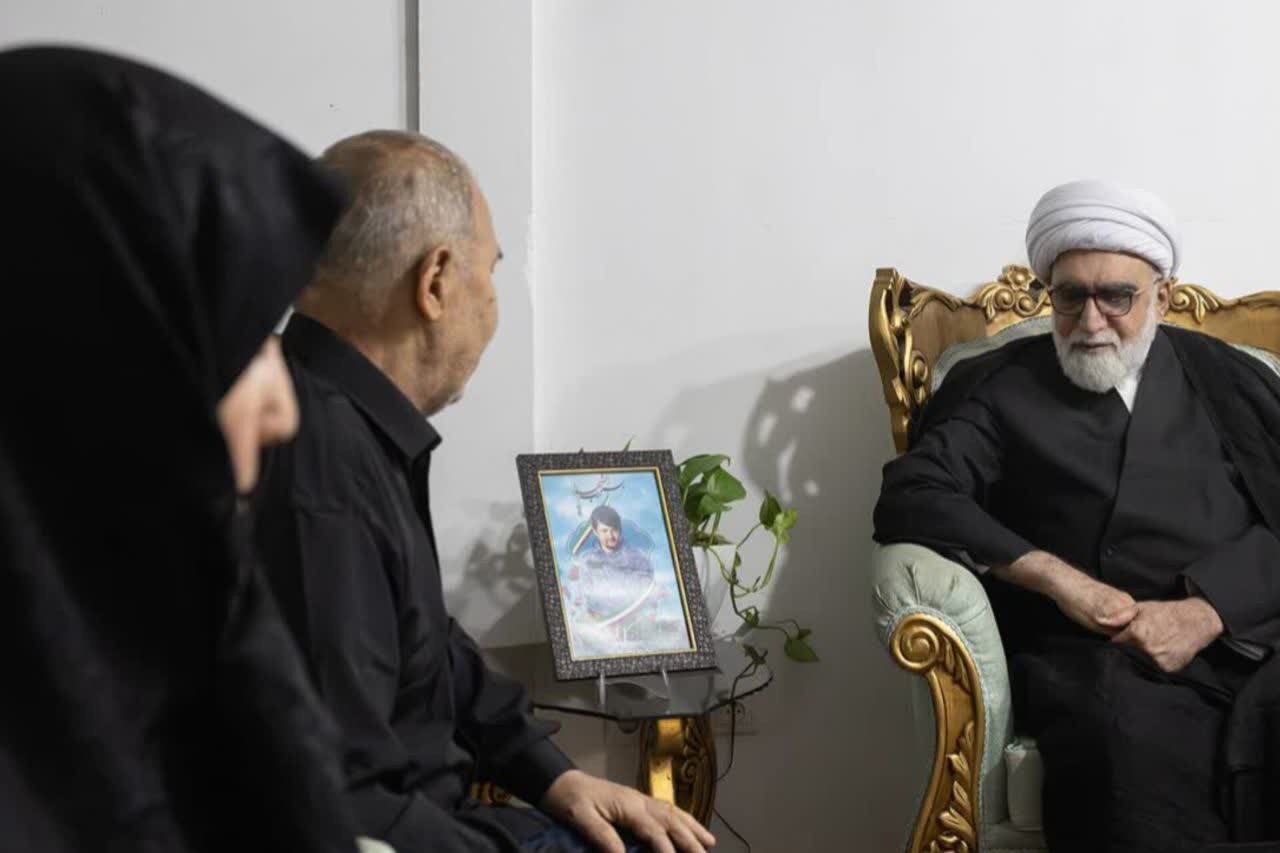 دیدار تولیت آستان قدس رضوی با خانواده‌های شهدای مدافع حرم