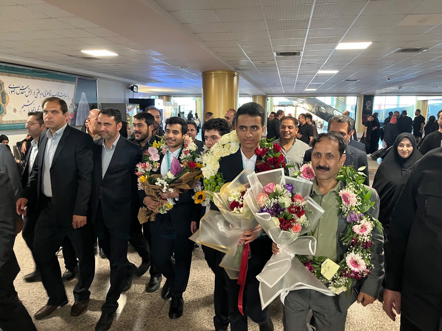 استقبال از مدال‌آوران المپیاد جهانی هوش مصنوعی در فرودگاه مشهد