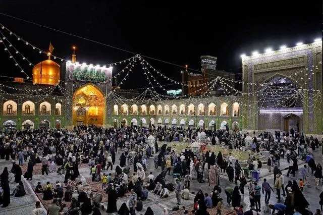 زائران پیادهٔ امام رضا(ع) در راه مشهد/ عکس