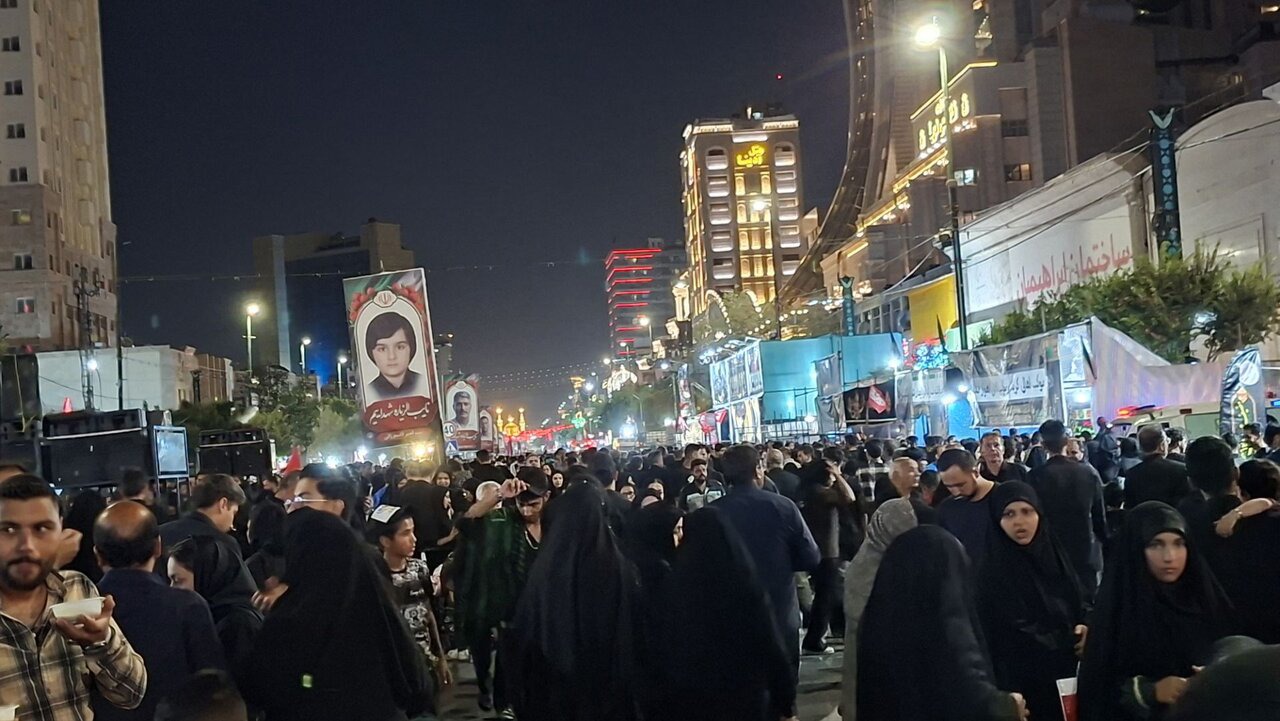خیابان‌ امام رضا(ع) مملو از جمعیت زائران رضوی