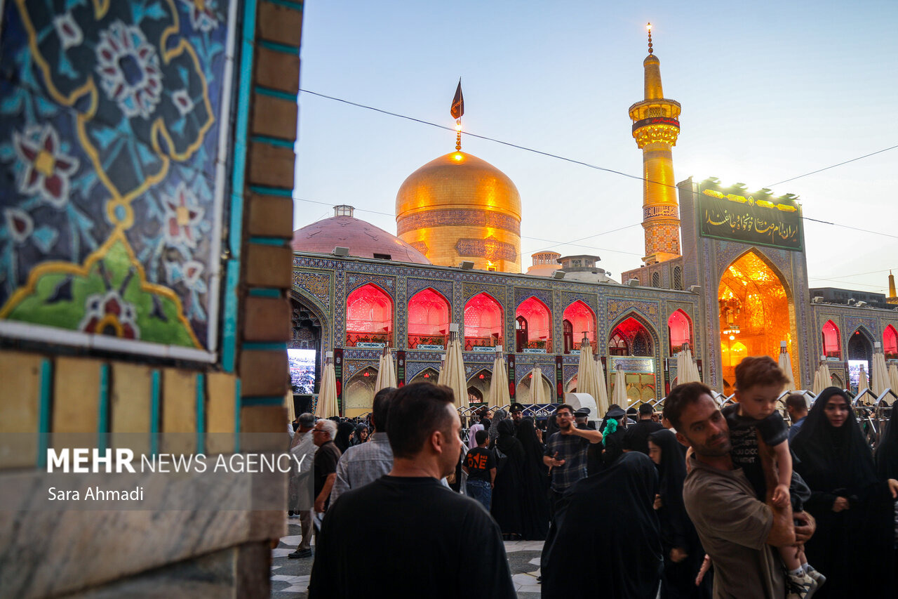 دلدادگان امام رضا(ع) از سراسر کشور در حرم مطهر رضوی