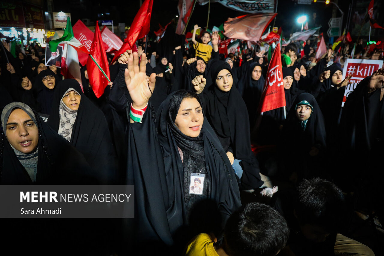 تجمع شبانه مشهدی ها به یاد ۱۶۸ شهید دانش آموز میناب