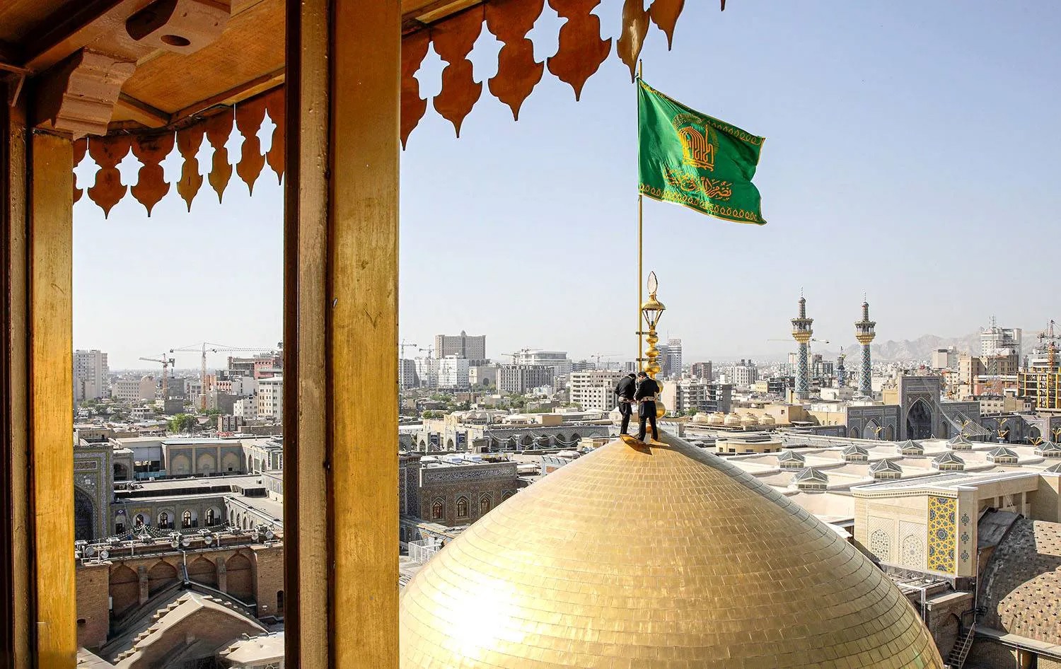 تعویض پرچم گنبد منور رضوی، پایان ۶۳ روز سوگ در حریم ثامن الحجج(ع)