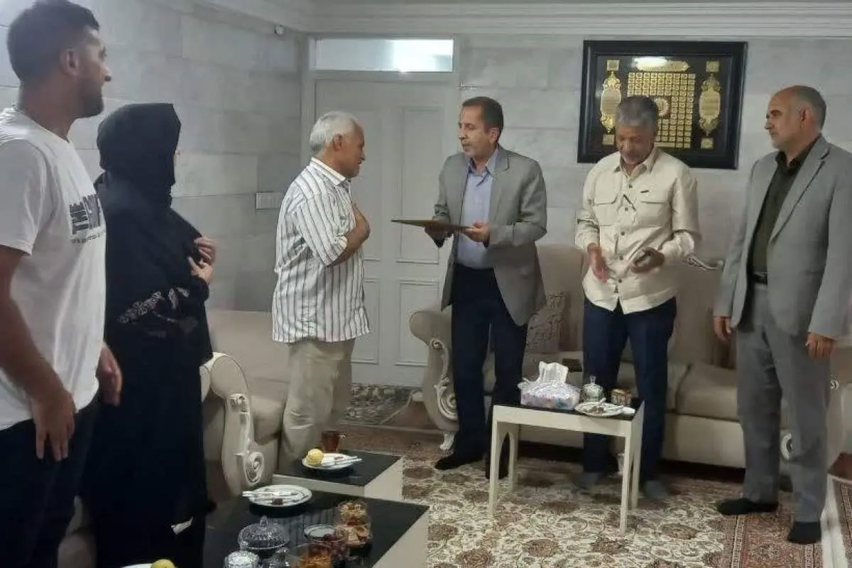 تجلیل از دو آزاده استانداری خراسان رضوی با حضور مسئولان