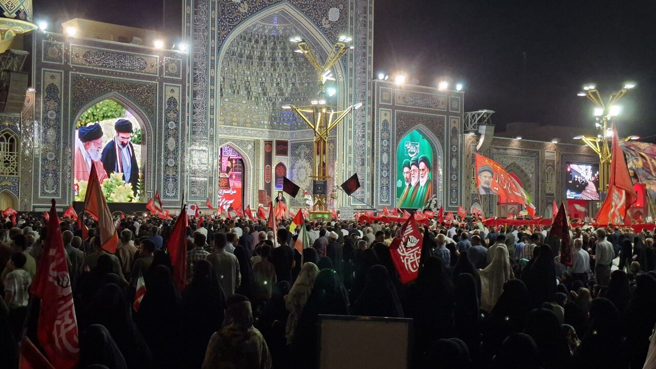 مدیحه‌خوانی و سینه زنی در چهلمین روز تدفین رهبر شهید در حرم رضوی