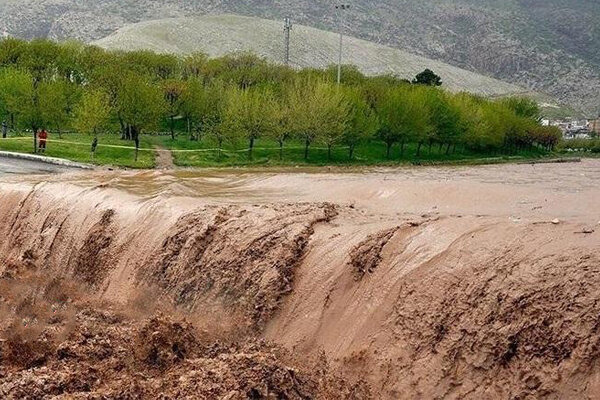 هم اکنون جاری شدن سیل در جاده روستای گیفان