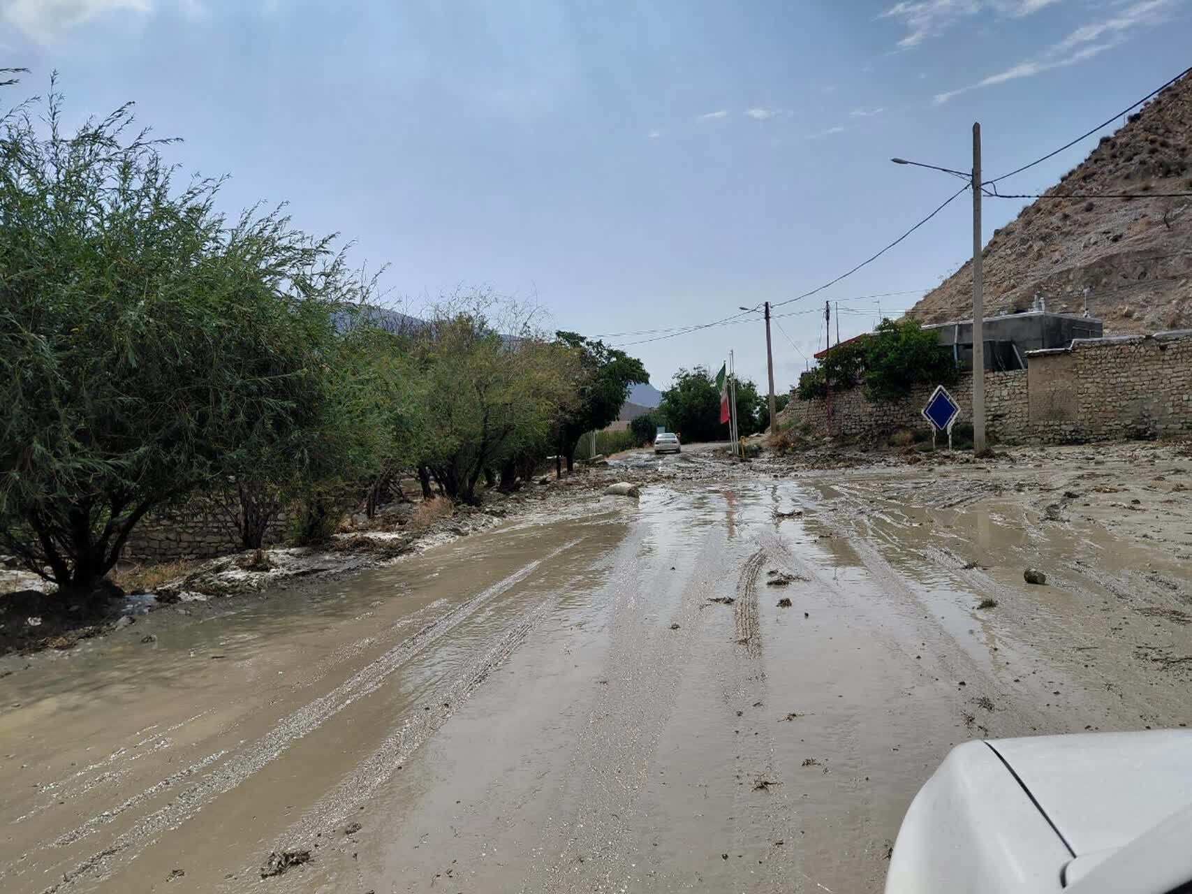 خسارت سیلاب به یک پل و آبنمای روستای قلعه جق به قتلیش در گرمخان بجنورد