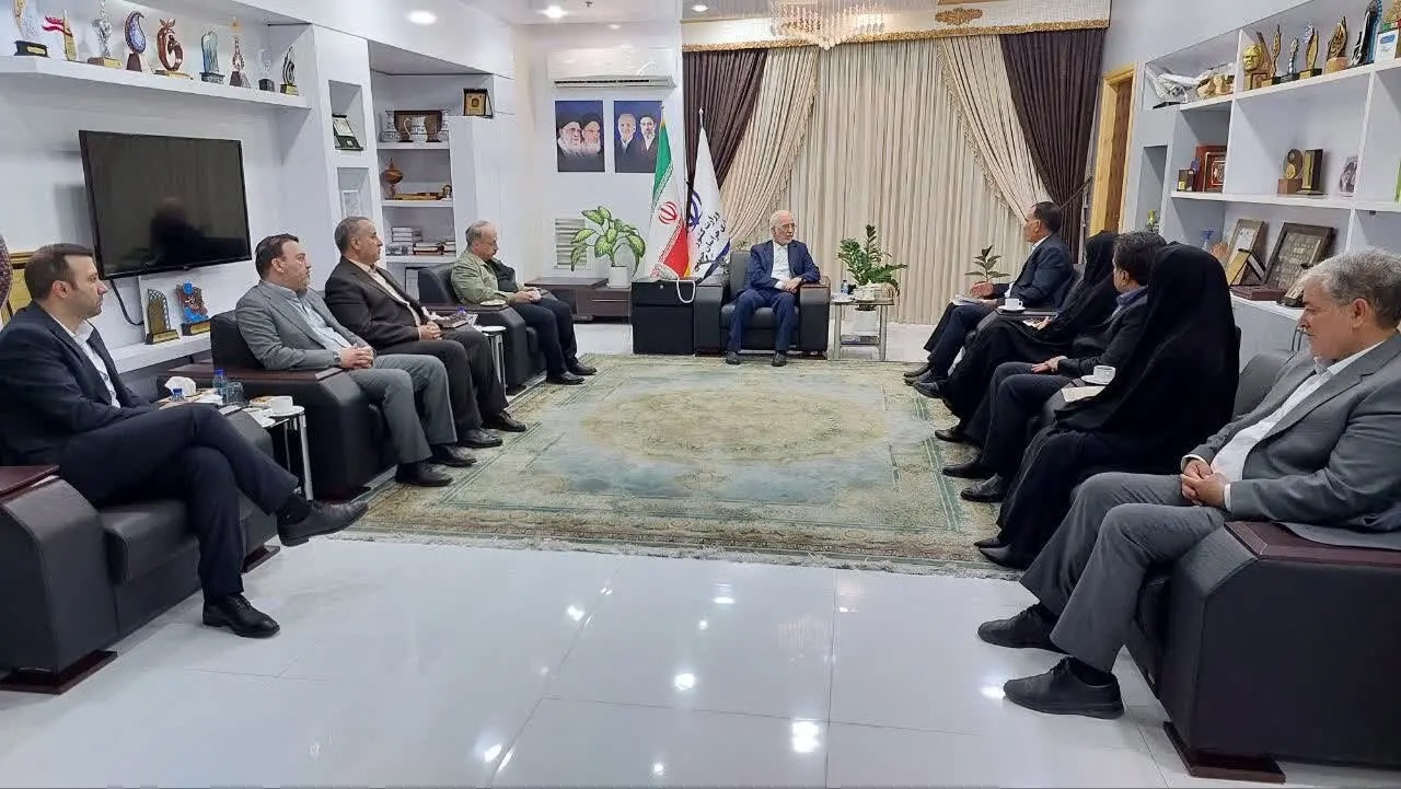 وزیر کشور پای صحبت کارکنان استانداری خراسان جنوبی نشست