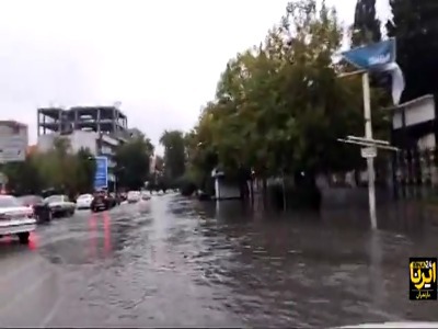 سیل خیابان‌های شهر ساری را فلج کرد