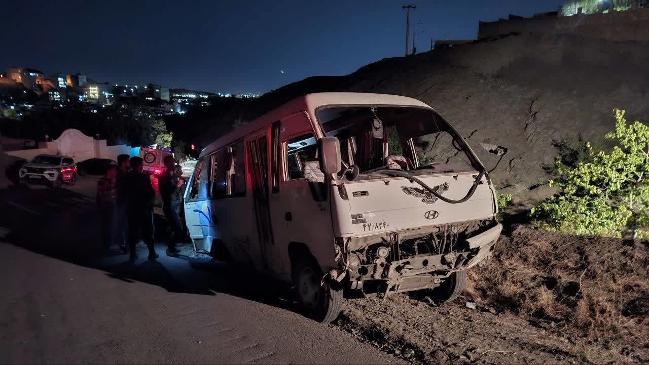 ۲ کشته و ۱۷ مصدوم در واژگونی مینی‌بوس در طرقبه