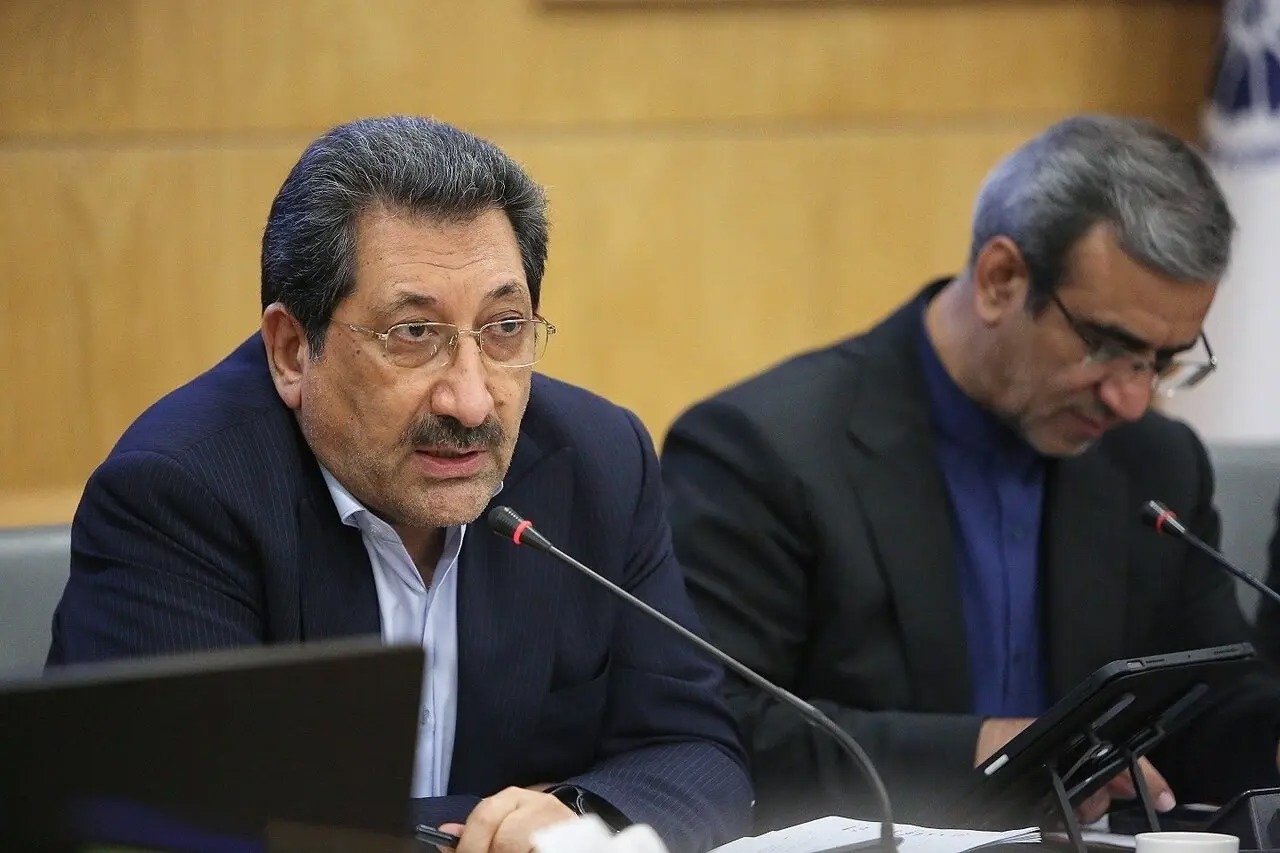 اولویت نخست تأمین ارز، باید مواد اولیه تولید باشد