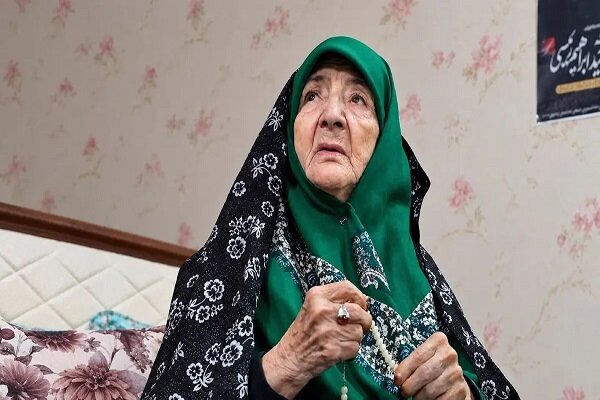 مادر شهید رئیسی: تا می‌توانید به مردم خدمت کنید