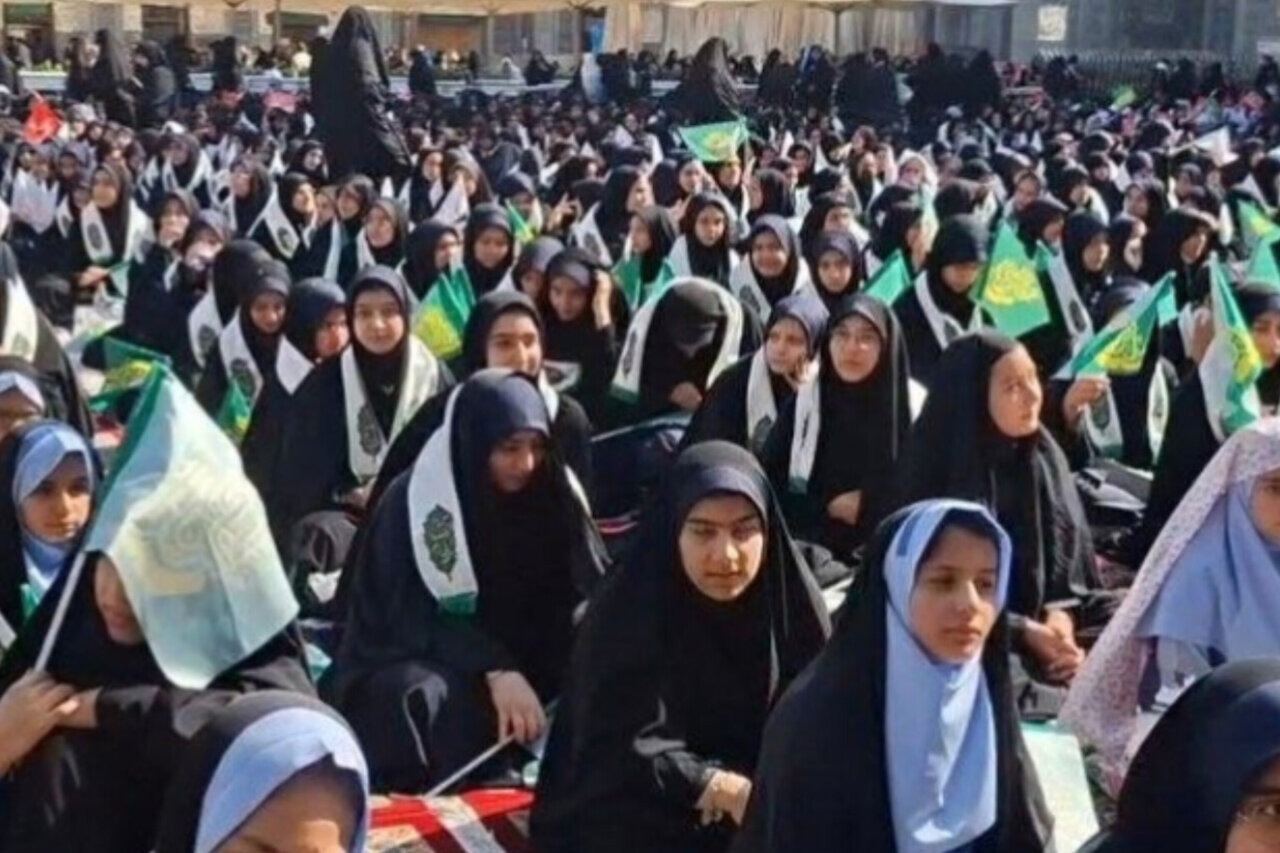 اجتماع بیش از ۴ هزار دانش آموز مشهدی در صحن انقلاب حرم امام رضا(ع)