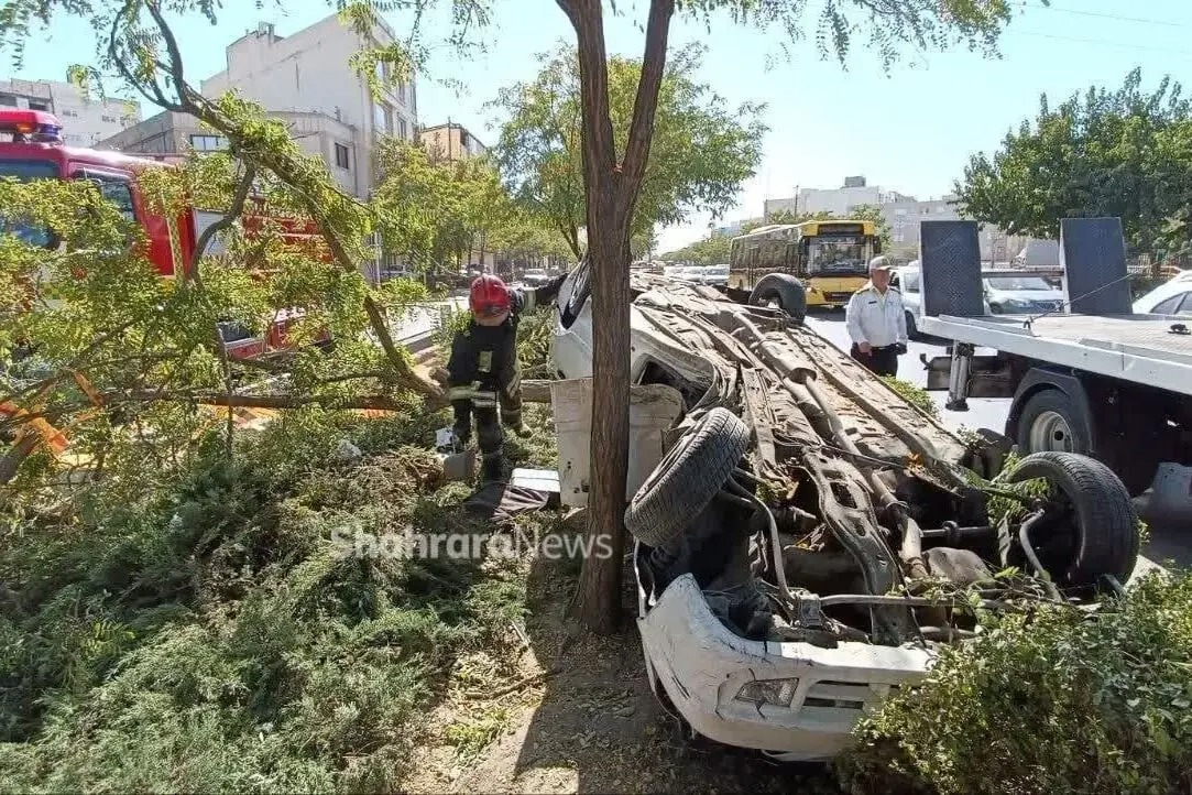 نجات مادر و پسر از حادثه واژگونی پراید در بزرگراه هاشمی‌رفسنجانی مشهد