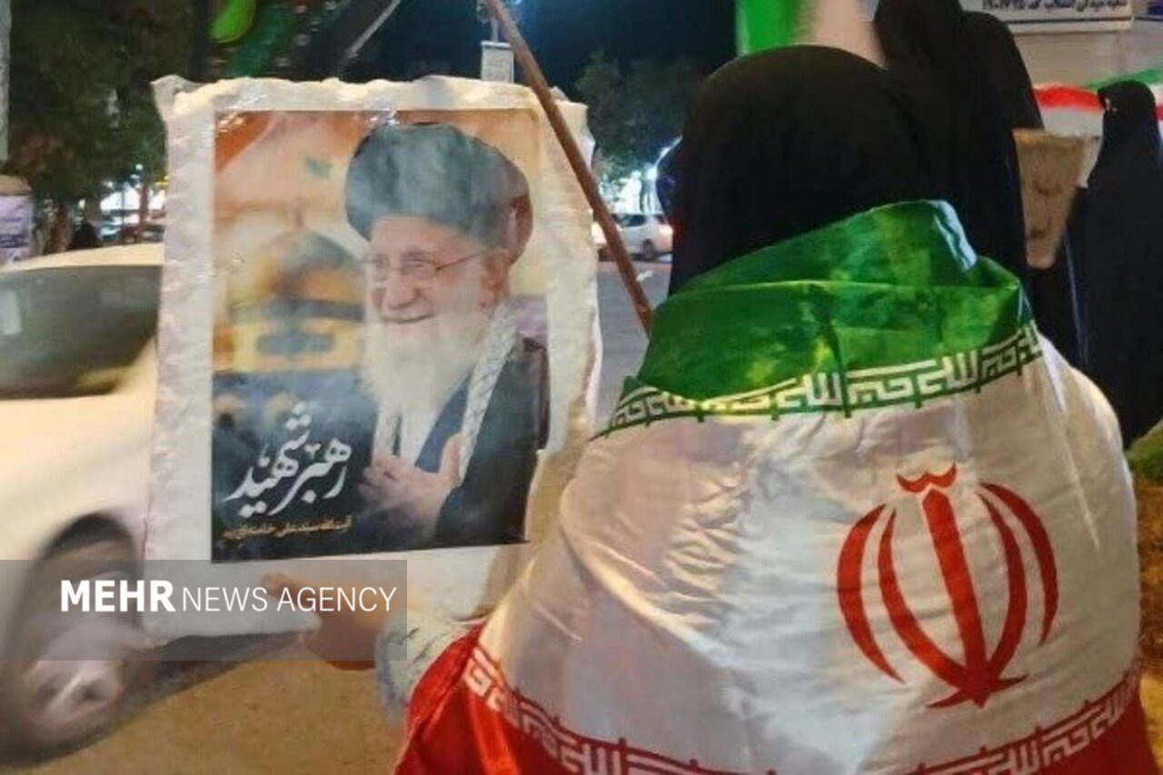 ۲۱۲ شب اقتدار؛ مردم اسفراین در میدان امام خمینی(ره) ایستاده‌اند