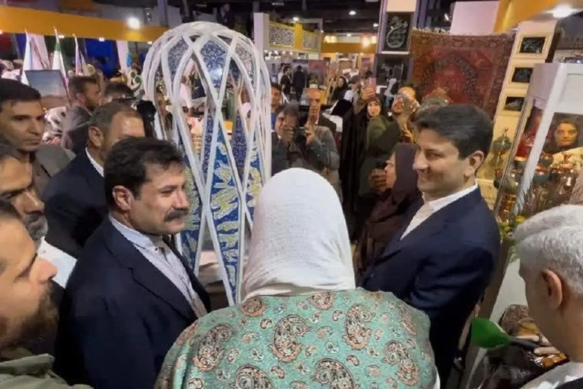 بازدید وزیر ارتباطات و معاون رئیس‌جمهور از غرفه نیشابور در نمایشگاه روستا