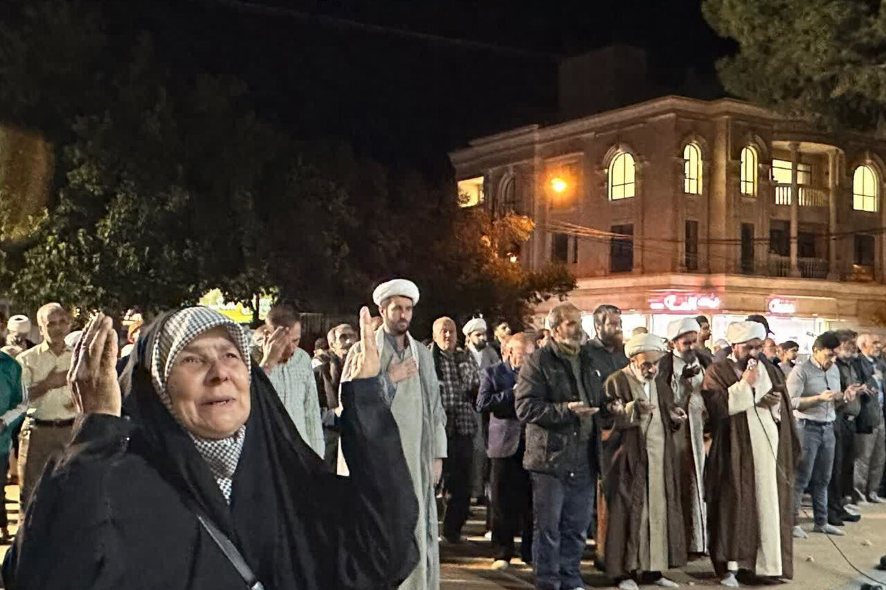 اقامه نماز استغاثه در اجتماع شبانه چناران