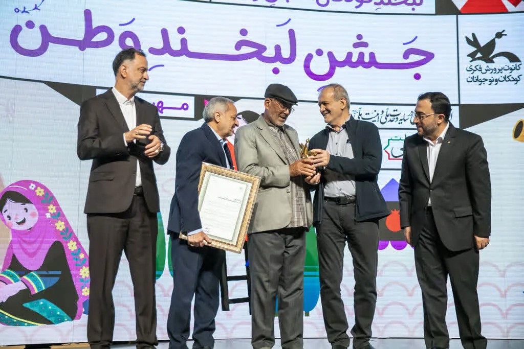 قدردانی از مربی پیشکسوت کانون پرورش فکری کودکان و نوجوانان خراسان جنوبی در جشن هفته ملی کودک