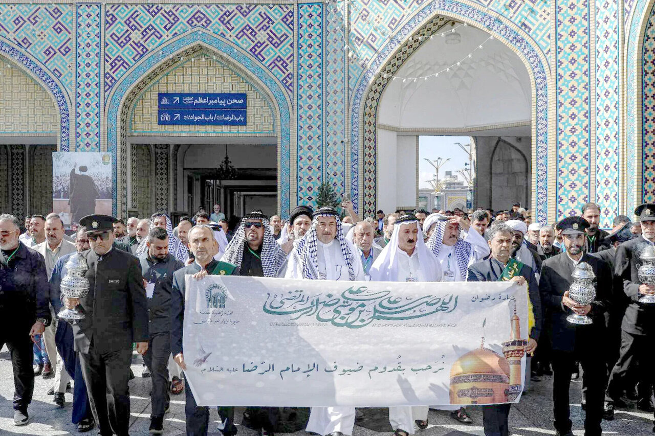 حرم مطهر امام رضا(ع) میزبان ۳۰۰ موکب‌دار عراقی شد