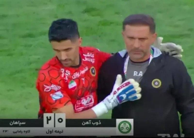 سید در آغوش آقا رحمان بعد از کلین‌شیت یک نیمه‌ای