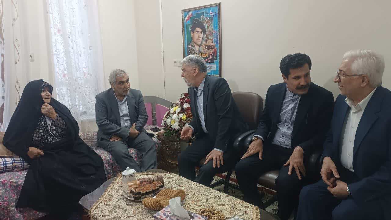 دیدار وزیر فرهنگ و ارشاد اسلامی با خانواده شهید احمد گریوانی