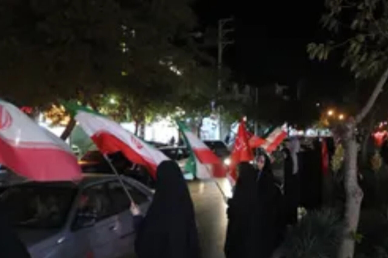 خروش جانفدایان شهرک شهید رجایی مشهد در زنجیره انسانی شبانه