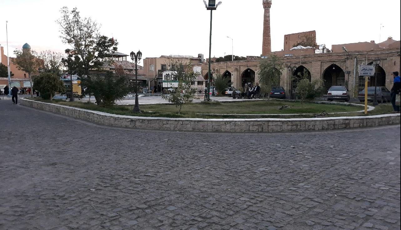 بررسی اجرای پیاده‌محوری در بافت تاریخی همراه با ملاحظات بازار سمنان