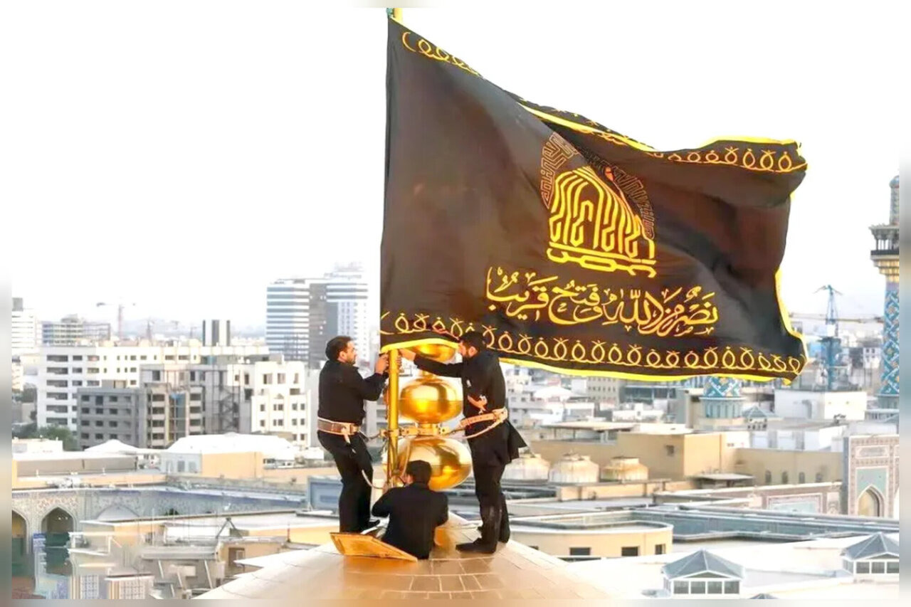 سیاه‌پوشی گنبد مطهر رضوی در سوگ حضرت فاطمه زهرا(س)