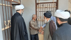 عکس/ دیدار مسئولان نهاد رهبری با خانواده شهید مهران خاکسار در رودان