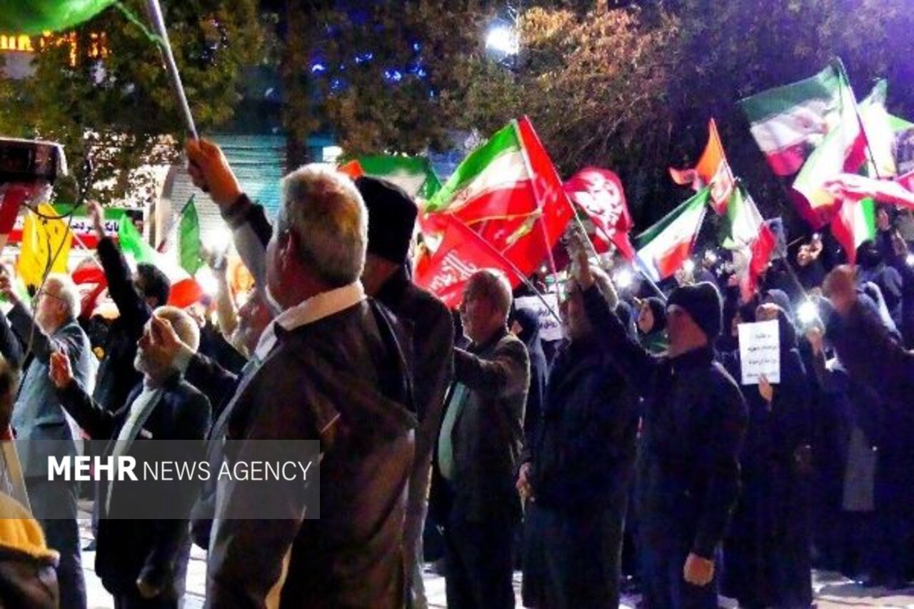اسفراین در شب ۲۴۳ اقتدار، میدان‌داری مردم را به نمایش گذاشت